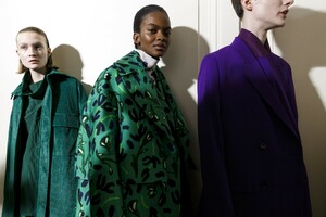 backstage-defile-christian-wijnants-automne-hiver-2019-2020-paris-coulisses-27.thumb.jpg.1aaba281c190a94e02cdfe4180b24413.jpg