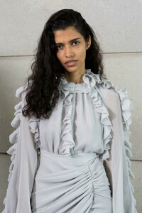 backstage-defile-giambattista-valli-automne-hiver-2019-2020-paris-coulisses-164.thumb.jpg.f968f1d256beac877bf1da9494a2de21.jpg