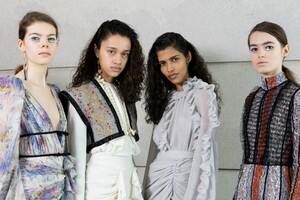 backstage-defile-giambattista-valli-automne-hiver-2019-2020-paris-coulisses-165.thumb.jpg.8f7ac959006c875255506fb0d8af2ea9.jpg