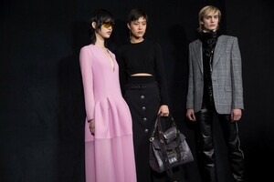 backstage-defile-givenchy-automne-hiver-2019-2020-paris-coulisses-104.thumb.jpg.00f924fb9e3eb790a7515bdd7f8c8ed1.jpg