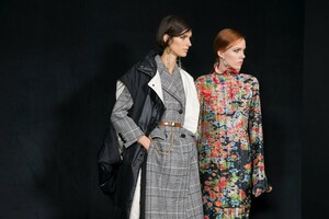backstage-defile-givenchy-automne-hiver-2019-2020-paris-coulisses-142.thumb.jpg.02d46bb260ed64adf2741750e42fac15.jpg