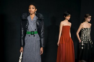 backstage-defile-givenchy-automne-hiver-2019-2020-paris-coulisses-173.thumb.jpg.fac59d345780b681ba1cb59b2e5493e7.jpg