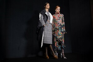 backstage-defile-givenchy-automne-hiver-2019-2020-paris-coulisses-19.thumb.jpg.d6c40be36a15aed149fc9de71db9ba44.jpg