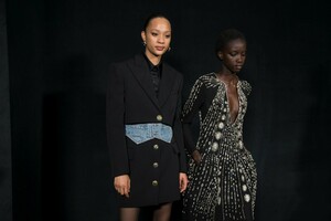 backstage-defile-givenchy-automne-hiver-2019-2020-paris-coulisses-197.thumb.jpg.35f976d807816bbac5c214a752c64f91.jpg