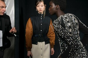 backstage-defile-givenchy-automne-hiver-2019-2020-paris-coulisses-201.thumb.jpg.694ad1189bc94792b5bec31b98b67b3e.jpg