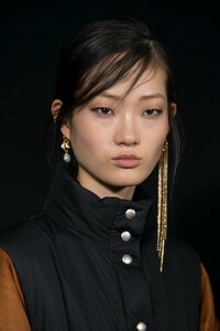 backstage-defile-givenchy-automne-hiver-2019-2020-paris-coulisses-202.thumb.jpg.d8f15ca1f2767be621892941bdd63eec.jpg