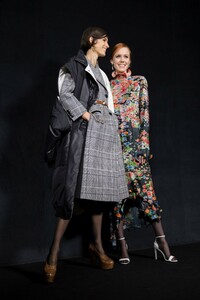backstage-defile-givenchy-automne-hiver-2019-2020-paris-coulisses-21.thumb.jpg.a8e0afbe8d6cfe102664e7e98370fd2c.jpg