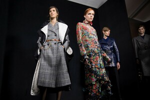 backstage-defile-givenchy-automne-hiver-2019-2020-paris-coulisses-22.thumb.jpg.bfa3562cc172996022a0b701057aff6f.jpg