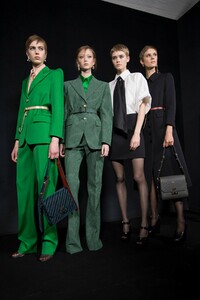 backstage-defile-givenchy-automne-hiver-2019-2020-paris-coulisses-35.thumb.jpg.8b8d4ccbbfb926fafe16a13b0e054b8d.jpg