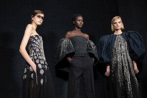 backstage-defile-givenchy-automne-hiver-2019-2020-paris-coulisses-66.thumb.jpg.f9e637fe59e691397d288fbfd7601228.jpg