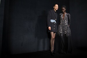 backstage-defile-givenchy-automne-hiver-2019-2020-paris-coulisses-87.thumb.jpg.2cdde8149f0cb98ec161c93704845b03.jpg