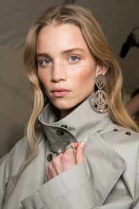 backstage-defile-isabel-marant-automne-hiver-2019-2020-paris-coulisses-128.thumb.jpg.aba1c6ac8a93885adc0ca09a44449743.jpg