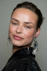 backstage-defile-isabel-marant-automne-hiver-2019-2020-paris-coulisses-135.thumb.jpg.169188a9911e0e7337dfa0a6c738dc98.jpg