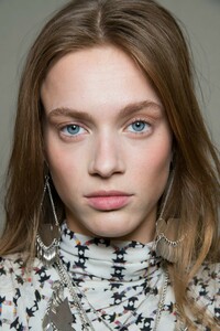 backstage-defile-isabel-marant-automne-hiver-2019-2020-paris-coulisses-138.thumb.jpg.a05f276e6e0d0963b33e7cdde4e39805.jpg