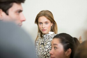 backstage-defile-isabel-marant-automne-hiver-2019-2020-paris-coulisses-142.thumb.jpg.ff4bab4eacfc807ef4056f9dd8db45f5.jpg