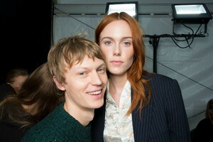 backstage-defile-isabel-marant-automne-hiver-2019-2020-paris-coulisses-21.thumb.jpg.03b6ce2ab7bb225c3ff4bc538098df2d.jpg