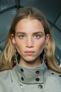 backstage-defile-isabel-marant-automne-hiver-2019-2020-paris-coulisses-39.thumb.jpg.db9ee95d1724dd2417aed0436b0a9ce5.jpg