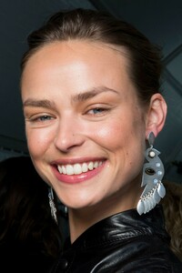 backstage-defile-isabel-marant-automne-hiver-2019-2020-paris-coulisses-50.thumb.jpg.9a249fafded8caf648ea557daed0d10d.jpg