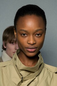 backstage-defile-isabel-marant-automne-hiver-2019-2020-paris-coulisses-61.thumb.jpg.a97e0234315e768a2da9805c2a15a32a.jpg