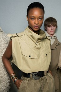 backstage-defile-isabel-marant-automne-hiver-2019-2020-paris-coulisses-63.thumb.jpg.14deaf8ffec043a88407c7aaa3c5bc34.jpg