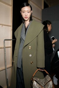 backstage-defile-loewe-automne-hiver-2019-2020-paris-coulisses-60.thumb.jpg.8149f9a9cf60873883fe0ce7eecd624b.jpg