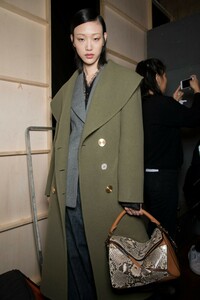 backstage-defile-loewe-automne-hiver-2019-2020-paris-coulisses-61.thumb.jpg.abf174fd2f72fa185e591671a8cca6a8.jpg