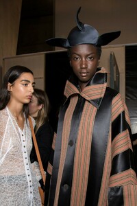 backstage-defile-loewe-automne-hiver-2019-2020-paris-coulisses-66.thumb.jpg.c3fa292201871918228162e359110a4f.jpg