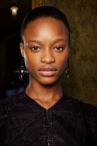 backstage-defile-olivier-theyskens-automne-hiver-2019-2020-paris-coulisses-25.thumb.jpg.c52c4356ea02137452cb9e8b670ac7dd.jpg
