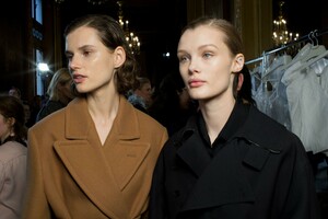 backstage-defile-stella-mccartney-automne-hiver-2019-2020-paris-coulisses-49.thumb.jpg.a131c14ac44b1fb3c2c0711a43bbf48e.jpg