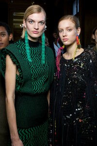 backstage-defile-stella-mccartney-automne-hiver-2019-2020-paris-coulisses-59.thumb.jpg.23a61eb7ccf03cdf318906330d0c0553.jpg
