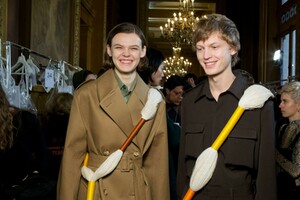 backstage-defile-stella-mccartney-automne-hiver-2019-2020-paris-coulisses-61.thumb.jpg.81c55e163eeaf9b9452ad772788cc56b.jpg