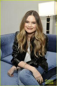 behati-prinsloo-rosie-huntingon-whitely-7-for-all-mankind-36.jpg