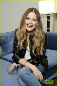 behati-prinsloo-rosie-huntingon-whitely-7-for-all-mankind-37.jpg