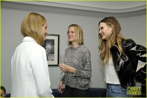 behati-prinsloo-rosie-huntingon-whitely-7-for-all-mankind-48.jpg