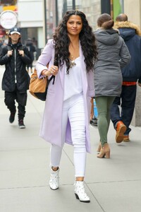 camila-alves-arriving-at-the-hearst-magazines-office-in-nyc-0.jpg