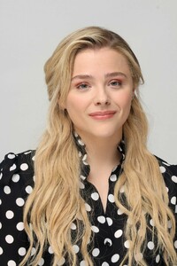 chloe-moretz-greta-press-conference-in-la-10.jpg