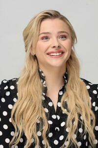 chloe-moretz-greta-press-conference-in-la-11.jpg