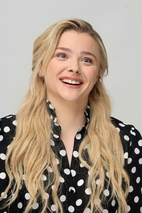 chloe-moretz-greta-press-conference-in-la-12.jpg