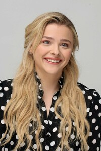 chloe-moretz-greta-press-conference-in-la-13.jpg