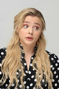 chloe-moretz-greta-press-conference-in-la-14.jpg