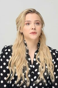 chloe-moretz-greta-press-conference-in-la-15.jpg