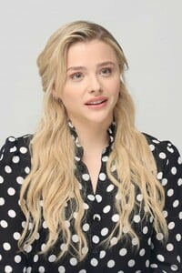 chloe-moretz-greta-press-conference-in-la-16.jpg