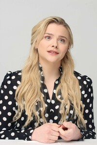 chloe-moretz-greta-press-conference-in-la-17.jpg