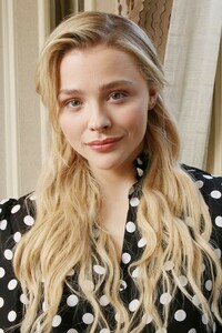 chloe-moretz-greta-press-conference-in-la-19.jpg