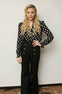 chloe-moretz-greta-press-conference-in-la-8.jpg