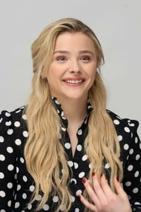 chloe-moretz-greta-press-conference-in-la-9.jpg