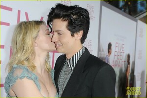 cole-sprouse-lili-reinhart-five-feet-apart-premiere-02.thumb.jpg.6ce50ca6096e965b4961ea9f27fb16a7.jpg