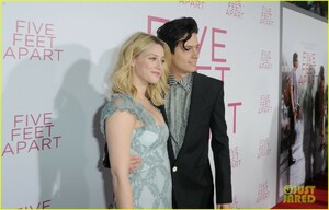 cole-sprouse-lili-reinhart-five-feet-apart-premiere-04.thumb.jpg.5a7949c56184d9cd3ce4d8e07167b011.jpg