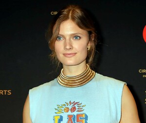 constance-jablonski-2019-one-night-for-one-drop-blue-carpet-2.jpg