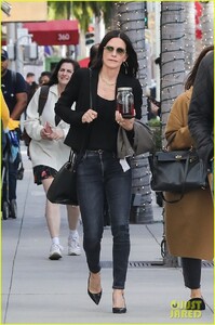 courteney-cox-goes-shopping-with-amanda-anka-03.jpg